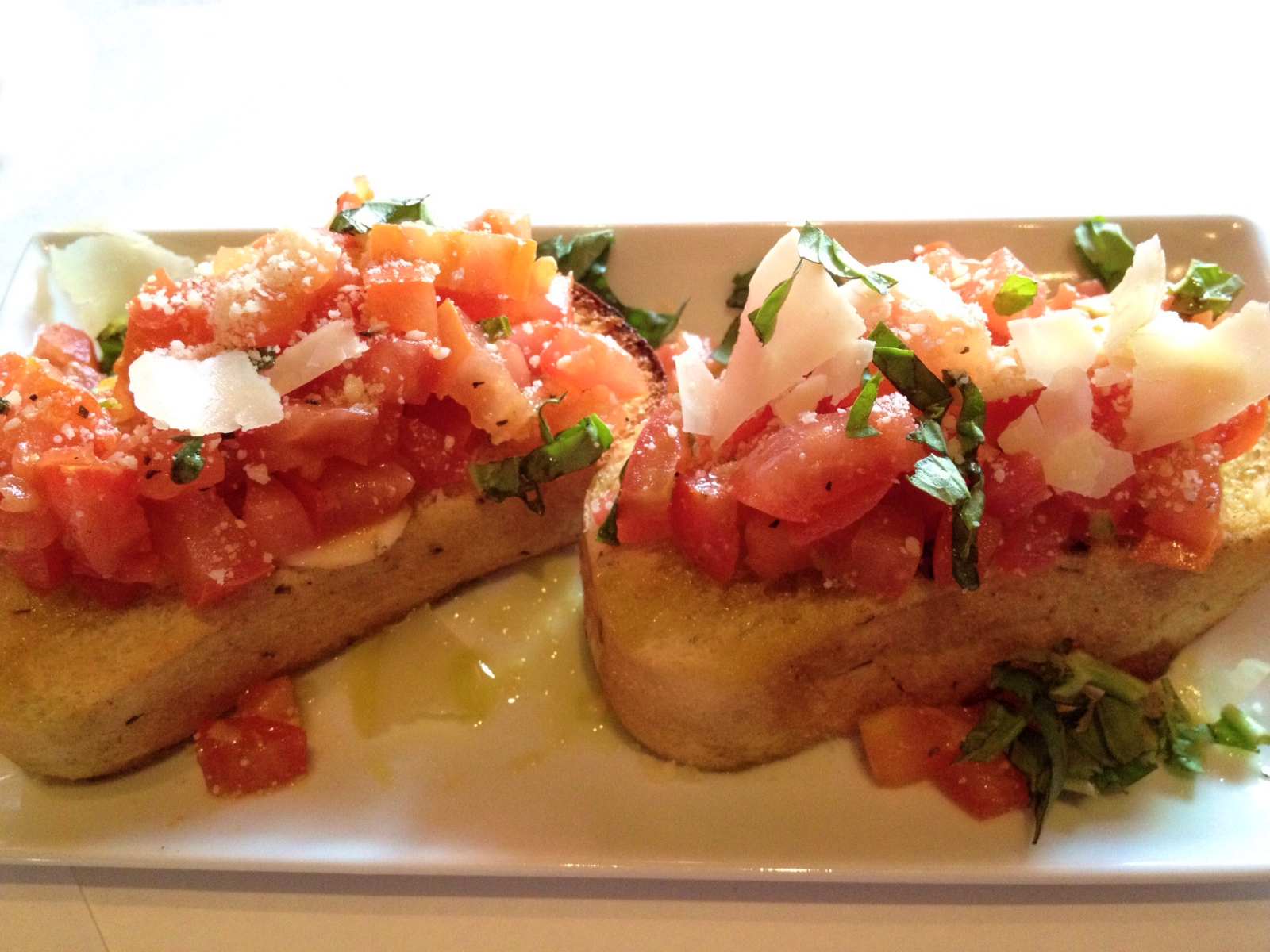 What is the difference between bruschetta and crostini?
